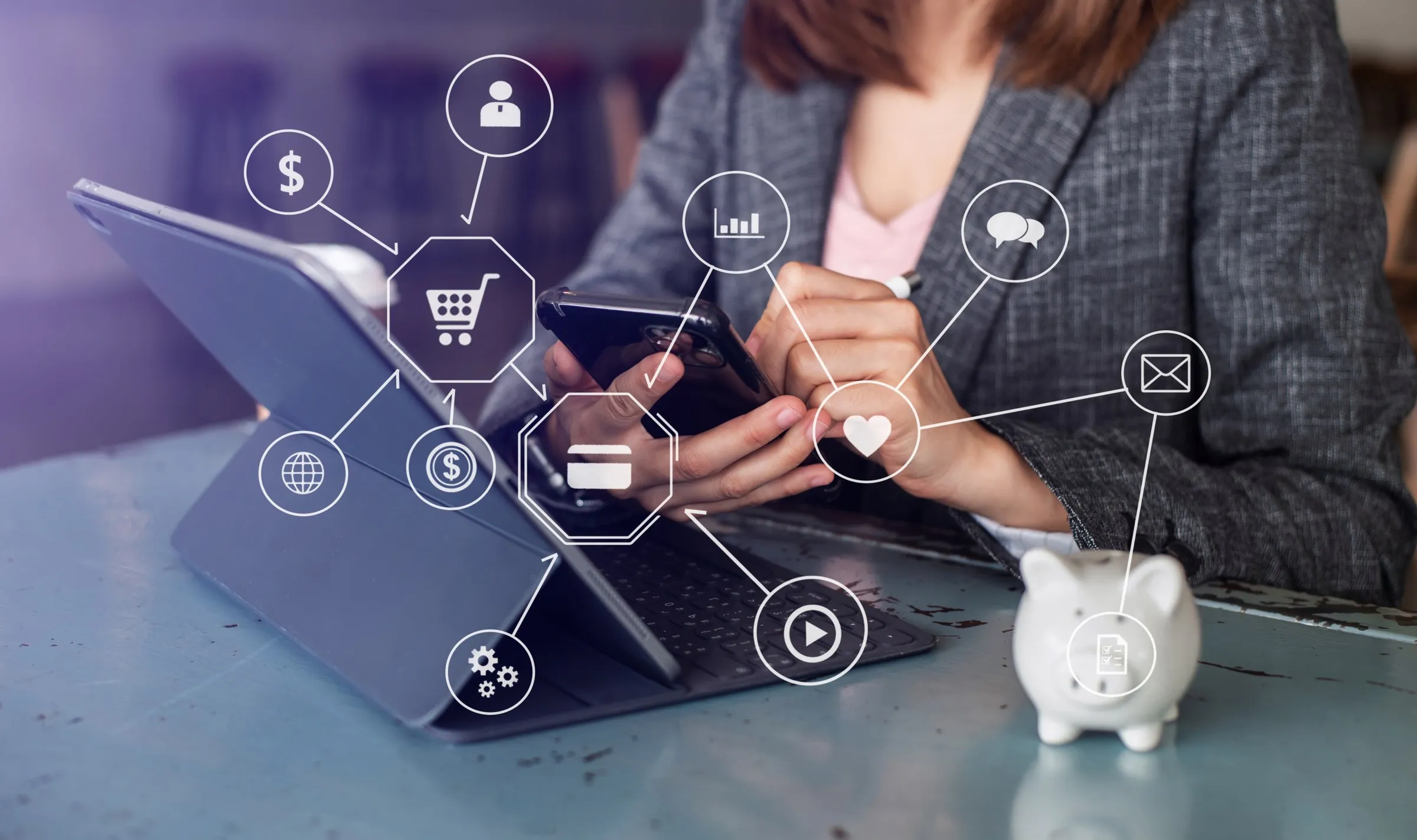 Mãos usando um tablet com ícones de gestão conectados: vendas, clientes, pagamentos e relatórios