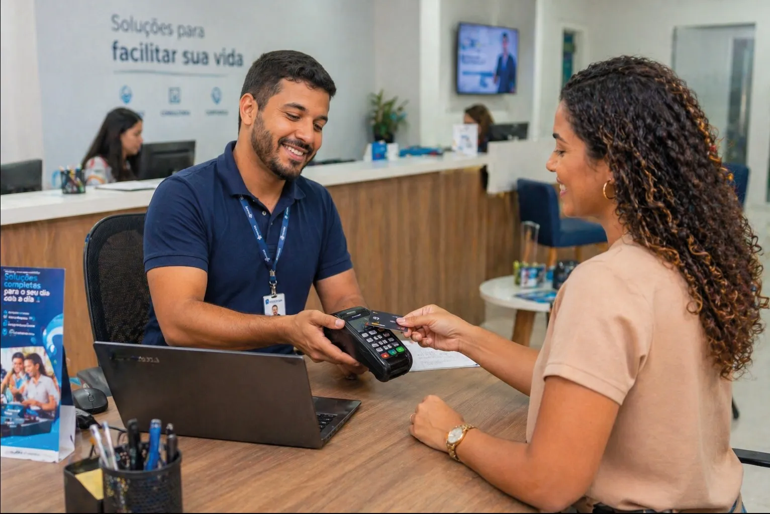 Atendente recebendo o pagamento de uma cliente no balcão de atendimento